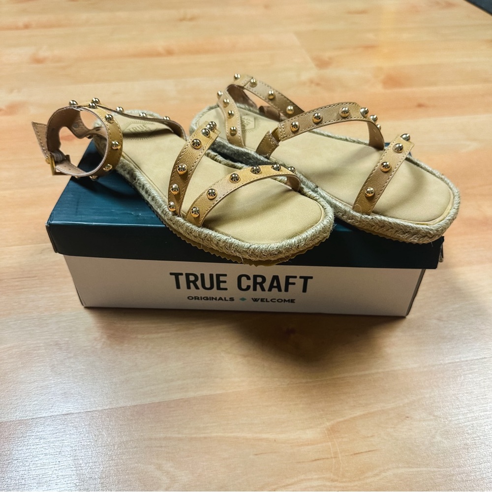 NWT True Craft Tan Notify Studded Sandals Womens Size 7 - Picture 10 of 11